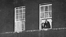 Der britische Premierminister Arthur Neville Chamberlain wird nach seiner Rückkehr von der Münchner Konferenz im September 1938 in London von den Abgeordneten enthusiastisch begrüßt. | Bild: picture-alliance/dpa