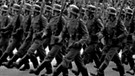 Prag (Tschechoslowakei): Soldaten der deutschen Wehrmacht marschieren in der zweiten Märzhälfte 1939 während einer Parade im Stechschritt über den Prager Wenzelsplatz | Bild: picture-alliance/dpa