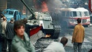 Mit Steinwürfen wurden die sowjetischen Panzer am 21.08.1968 in Prag empfangen. Mit dem Einmarsch sowjetischer Truppen in die Tschechoslowakei endete der Prager Frühling | Bild: picture-alliance/dpa