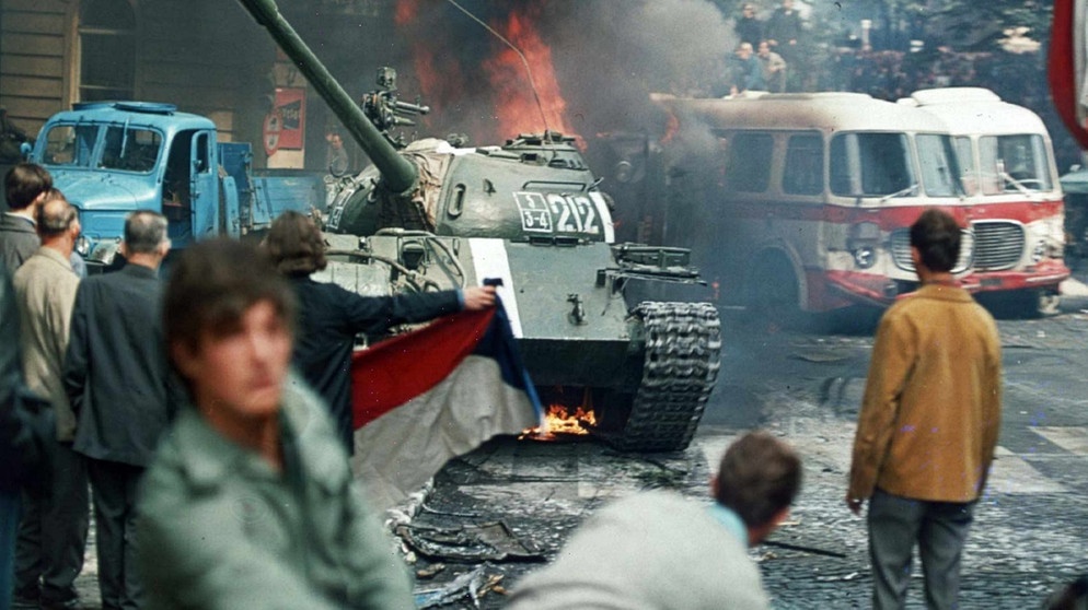 Mit Steinwürfen wurden die sowjetischen Panzer am 21.08.1968 in Prag empfangen. Mit dem Einmarsch sowjetischer Truppen in die Tschechoslowakei endete der Prager Frühling | Bild: picture-alliance/dpa
