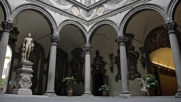 Innenhof eines grauen Renaissance-Palastes mit Säulengang und Statuen | Bild: picture-alliance/dpa