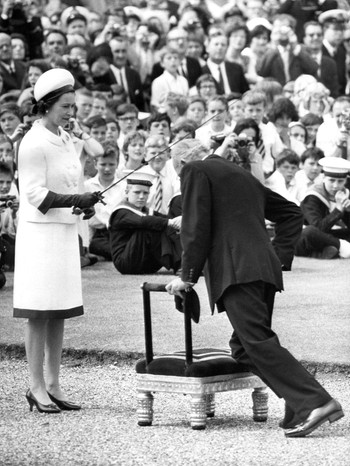 Francis Chichester wird am 7. Juli 1967 im Hof der Marineakademie in Greenwich von Königin Elizabeth I. mit dem Schwert von Sir Francis Drake zum Ritter geschlagen. | Bild: picture-alliance/dpa