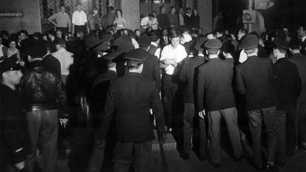 Polizisten gehen am 22.06.1962 in München-Schwabing gegen eine aufgebrachte Menschenmenge meist jugendlicher Protestierender vor. Bei den Krawallen kam es immer wieder zu Straßenschlachten. | Bild: picture-alliance/dpa