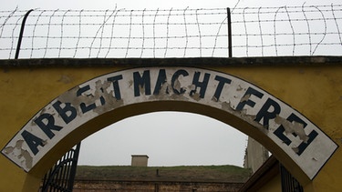 "Arbeit macht frei" steht in der Gedenkstätte Theresienstadt | Bild: picture-alliance/dpa
