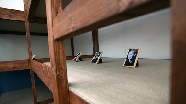 Hölzernes Hochbett, das den Betten nachempfunden ist, die im KZ Theresienstadt standen | Bild: picture-alliance/dpa
