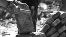 Trümmerfrauen während der Nachkriegszeit in München putzen Ziegel | Bild: picture-alliance/dpa