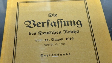 "Die Verfassung des Deutschen Reichs" als ein Exponat in einer Ausstellung | Bild: picture-alliance/dpa