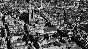Luftaufnahme von München mit Frauenkirche um 1930 | Bild: picture-alliance/dpa