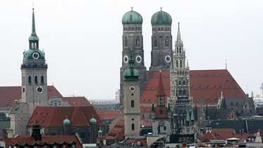 Blick über die Münchener Innenstadt mit (l-r) der Alte Peter, die Heiliggeistkirche, das Alte und das Neue Rathaus, im Hintergrund die Türme der Frauenkirche | Bild: picture-alliance/dpa