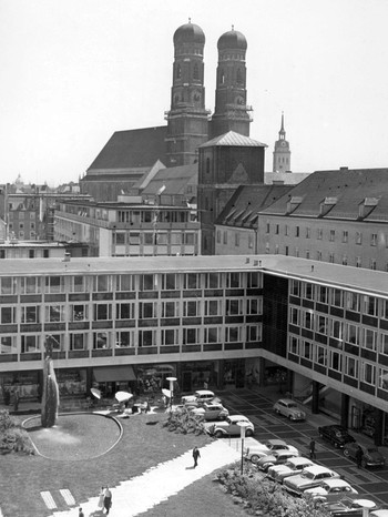 Innenhof der Maxburg im Stadtzentrum von München (1956). Diese ist der größte geschlossene Wiederaufbaukomplex in München | Bild: picture-alliance/dpa