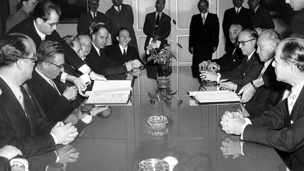 Unterzeichnung des Luxemburger Abkommens 1954 | Bild: picture-alliance/dpa