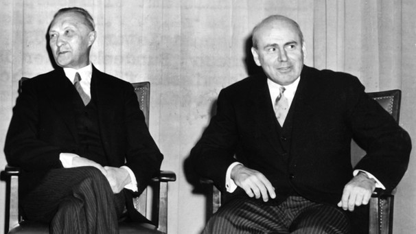 Konrad Adenauer und der amerikanische Hochkommissar für Deutschland, John McCloy am 13.11.1949 während einer Besprechung. | Bild: picture-alliance/dpa