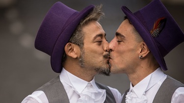 Zwei Homosexuelle küssen sich nach der Trauung | Bild: picture-alliance/dpa