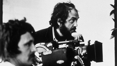 Stanley Kubrick in den Warner Studios zur Regie von "Barry Lyndon", 1975 | Bild: Picture-Alliance / Photoshot | Bandphoto
