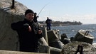 Amateurfischer mit Hering an der Ostsee | Bild: picture-alliance/dpa