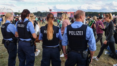 Polizisten sichern eine Veranstaltung | Bild: picture-alliance/dpa