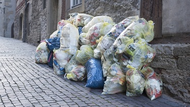 Gefüllte Müllsäcke zur Abholung bereit | Bild: picture-alliance/dpa