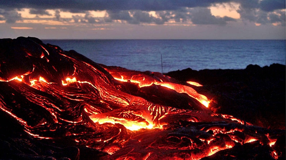 Lavastrom mit Meer im Hintergrund auf Kilauea, Hawaii | Bild: picture-alliance/dpa