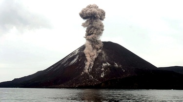Das "Kind von Krakatau" ist einer von etwa 150 indonesischen Vulkanen, die entlang einer Störungszone liegen, die der pazifische "Feuerring" genannt werden. | Bild: picture-alliance/dpa