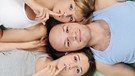Symbolbild "Polygamie", Mann mit zwei Frauen | Bild: colourbox.com