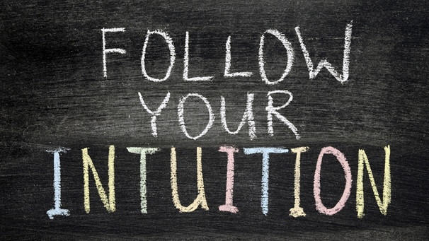 Schild "Follow your intuition" | Bild: picture-alliance/dpa