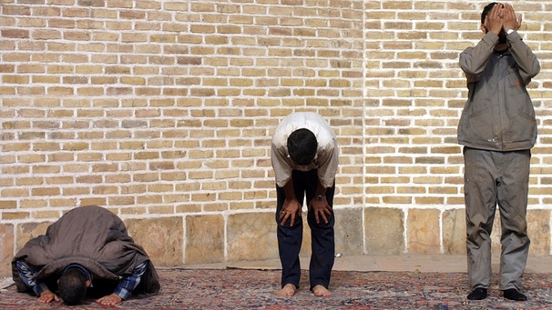 Muslime beim Gebet vor Moschee | Bild: picture-alliance/dpa