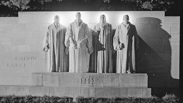 Statuen von Wilhelm Farel, Johannes Calvin, Theodor Beza und Hans Knox am Reformations-Wanddenkmal in Genf | Bild: picture-alliance/dpa