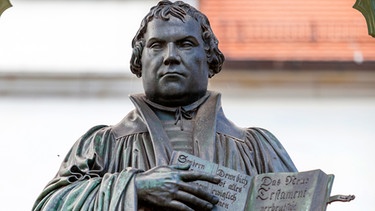 Luther-Denkmal vor dem Rathaus auf dem Marktplatz von Wittenberg_ | Bild: picture-alliance/dpa