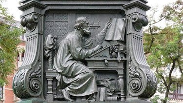 Martin Luther, dargestellt in seiner Studierstube auf der Wartburg. Lutherdenkmal von 1896 von Adolf von Donndorf in Eisenach | Bild: picture-alliance/dpa