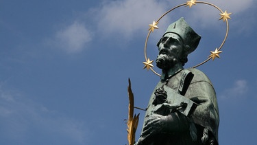 Statue der Hl. Nepomuk auf der Karlsbrücke in Prag | Bild: picture-alliance/dpa