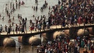 Pilger in Allahabad während Magh Mela beim heiligen Bad im Ganges | Bild: picture-alliance/dpa