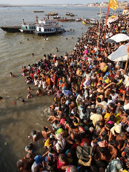 Pilger in Varanasi Indien nehmen das heilige Bad im Ganges | Bild: picture-alliance/dpa