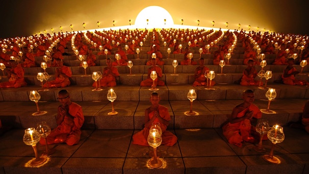 buddhistische Mönche beim Gebet | Bild: picture-alliance/dpa