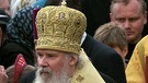 Der Patriarch Alexi II. von Moskau und Rußland geht segnend durch eine Menschenmenge | Bild: picture-alliance/dpa