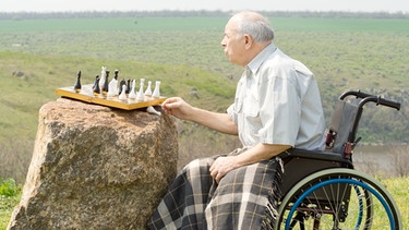 Mann im Rollstuhl spielt Schach | Bild: colourbox.com