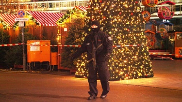Polizist bewacht Berliner Weihnachtsmarkt nach Anschlag | Bild: picture-alliance/dpa