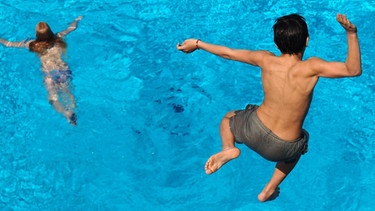 Sommer: Sprung ins Wasser | Bild: picture-alliance/dpa