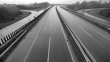 Blick auf die leere Autobahn am Kreuz Düsseldorf-Wuppertal am 25.11.1973 | Bild: picture-alliance/dpa