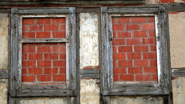 Zugemauerte Fenster eines alten Hauses  | Bild: picture-alliance/dpa