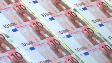 Gelddruckmaschine mit Bündeln Euros | Bild: picture-alliance/dpa