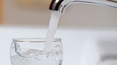 Sauberes Trinkwasser aus dem Hahn | Bild: picture-alliance/dpa