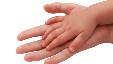 Symbolbild: Vertrauen - kleine Hand in großer Hand | Bild: colourbox.com