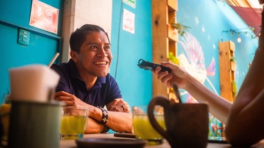 Marco Antonio Martínez von KUMOONTUN. Marco, ein Ayöök-Sprecher aus Oaxaca setzt sich mit seinem Kollektiv Kumoontun dafür ein, seine vom Aussterben bedrohte Muttersprache zu erhalten | Bild: (c) Max Wichmann
