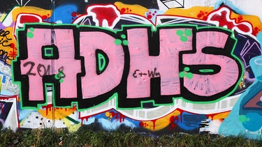 Ein Graffiti bildet die Buchstaben ADHS, aufgenommen am 10.12.2017 in Berlin. ADHS ist die Bezeichnung für eine im Kindesalter beginnende, psychische Störung. | Bild: @ picture alliance / Wolfram Steinberg 
