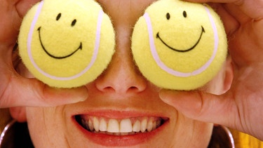 Tennisbälle mit Smiley-Gesicht | Bild: picture-alliance/dpa