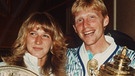 Wimbledon 1989: Steffi Graf und Boris Becker mit ihren Trophäen | Bild: picture-alliance/dpa