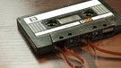 Musik-Kassette mit herausgezogenem Band | Bild: colourbox.com