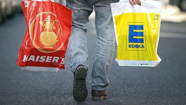 Tragetaschen der Supermarktketten Kaisers's Tengelmann und Edeka  | Bild: picture-alliance/dpa