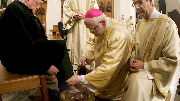 Erzbischof Reinhard Marx bei der Fußwaschung 2008 | Bild: picture-alliance/dpa