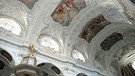 Blick auf Deckenschmuck in der Tegernseer Kirche | Bild: Petra Martin